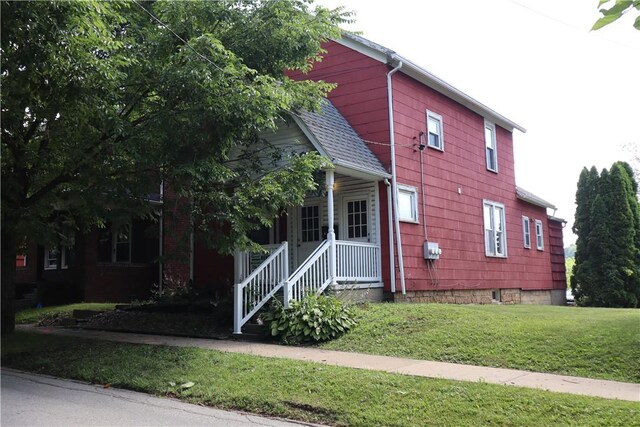 view of front facade featuring a porch and a front lawn