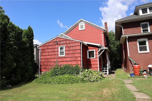 view of side of property featuring a yard