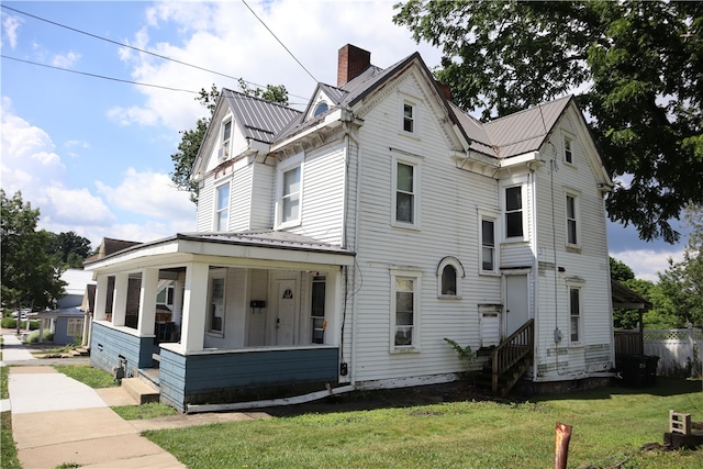 view of front facade with a front yard