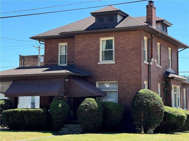 view of front of house featuring a front lawn