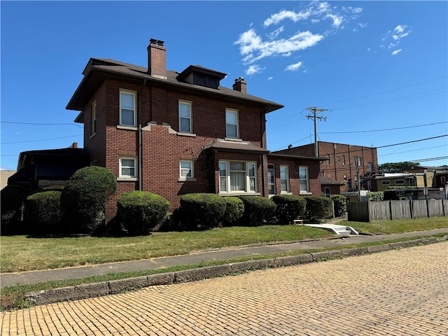 view of front facade with a front lawn