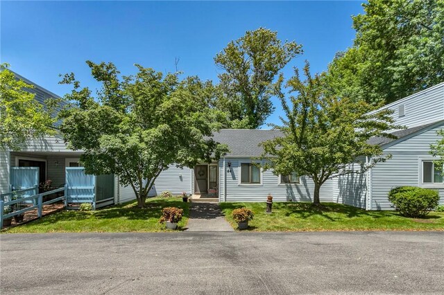 view of front of property featuring a front lawn