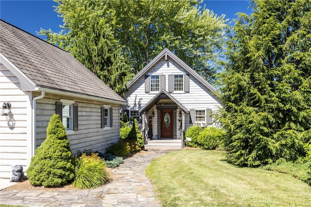 view of front of house featuring a front lawn