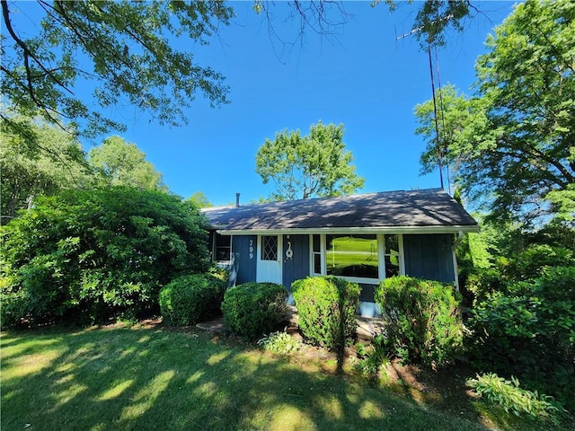 view of front facade with a front yard