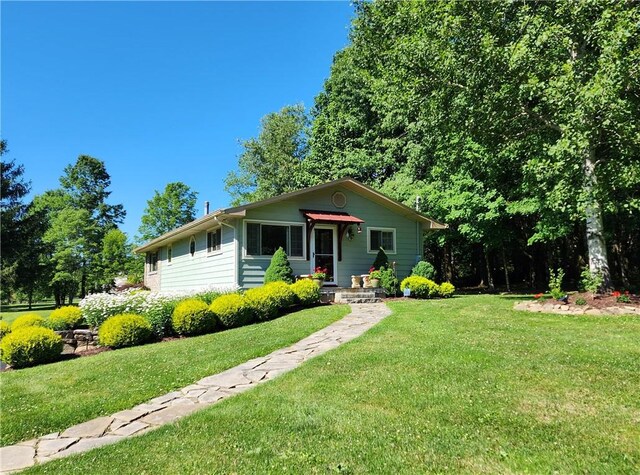 single story home with a front yard