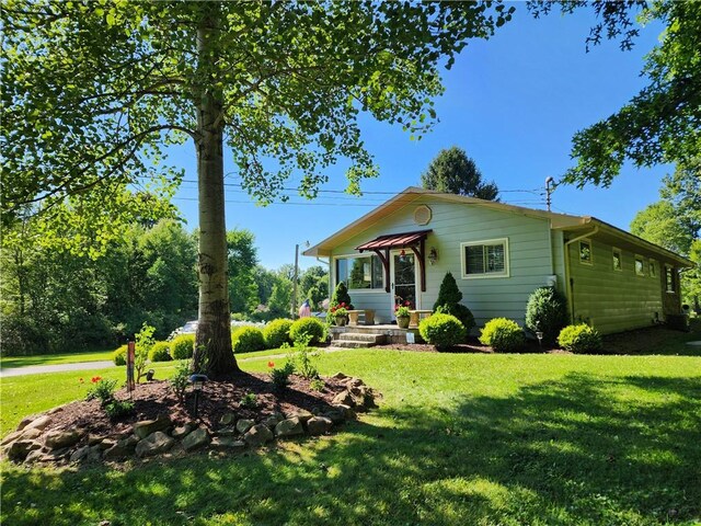 view of front of home featuring a front yard