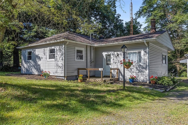 single story home featuring a front lawn