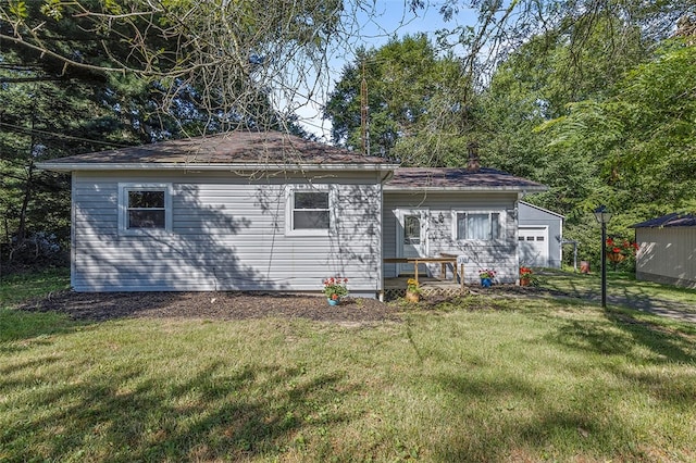 view of front of property with a front lawn