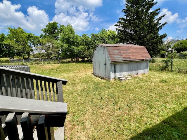 view of yard featuring a storage shed