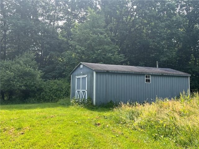 view of outbuilding featuring a yard