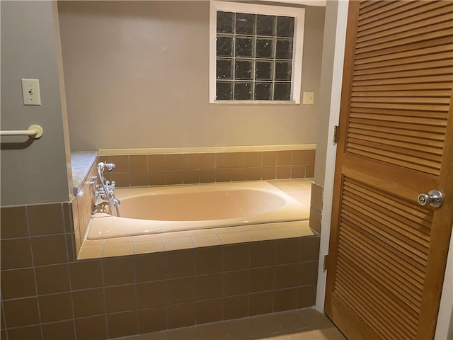 bathroom featuring tiled tub