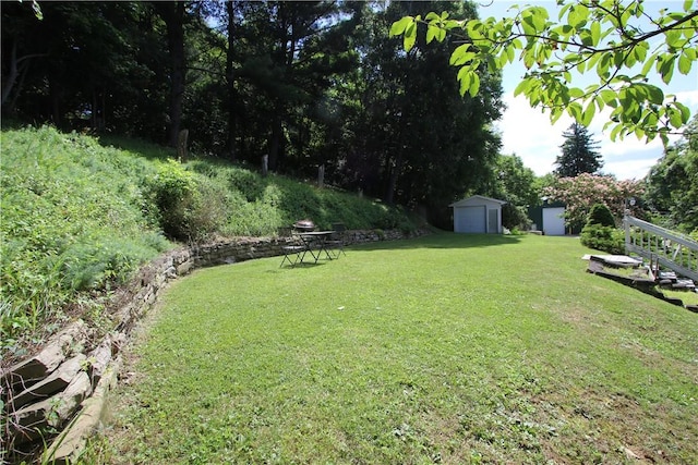 view of yard featuring a storage shed