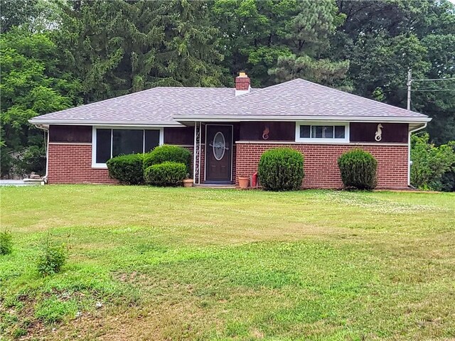 single story home with a front lawn