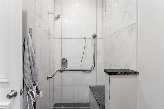 bathroom featuring a tile shower