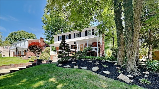 view of front of property with a front lawn