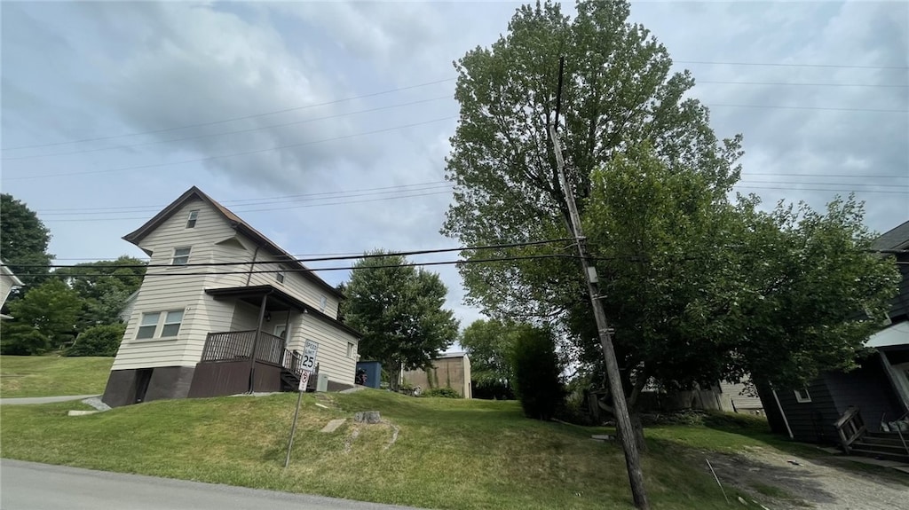 view of front of home featuring a front lawn