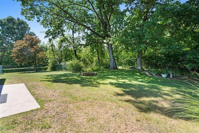 view of yard featuring a fire pit