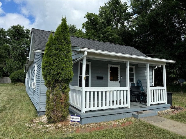 bungalow-style home featuring a front lawn and a porch