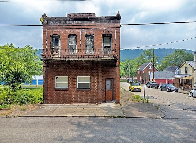 view of front of house featuring a mountain view