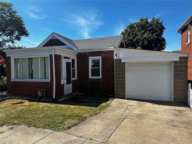 view of front of house featuring a front lawn