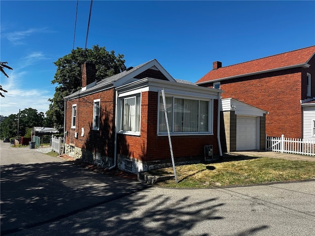 view of front facade featuring a front lawn