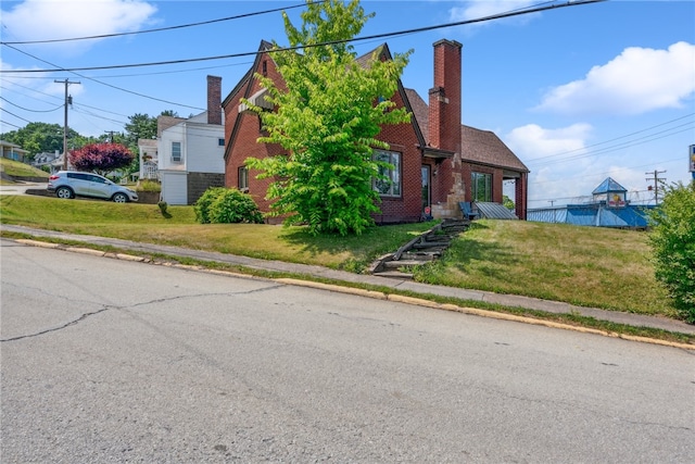 view of front of property featuring a front lawn