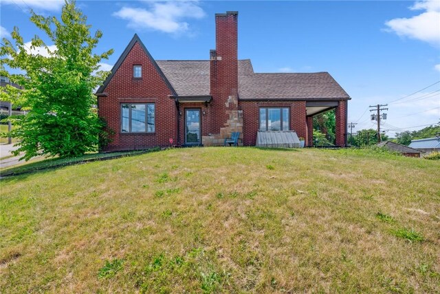 view of front of property featuring a front lawn