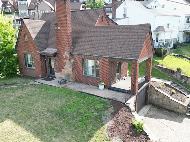 view of front of home featuring a patio area and a front yard