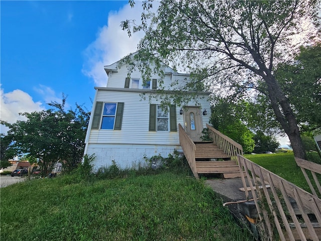 view of front facade featuring a front yard