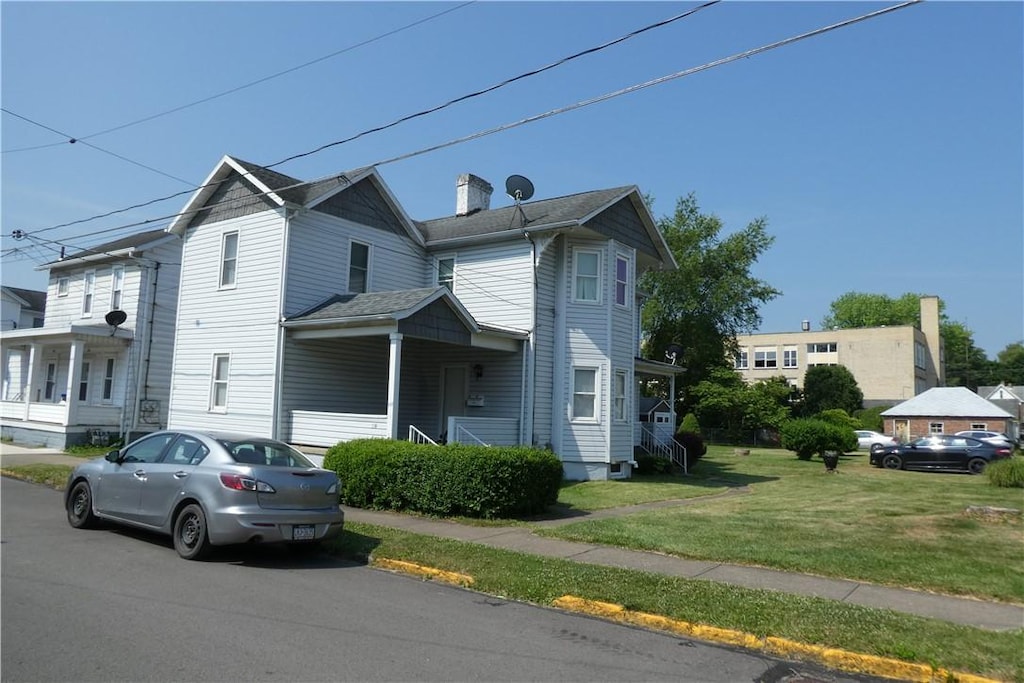 view of front of home featuring a front yard