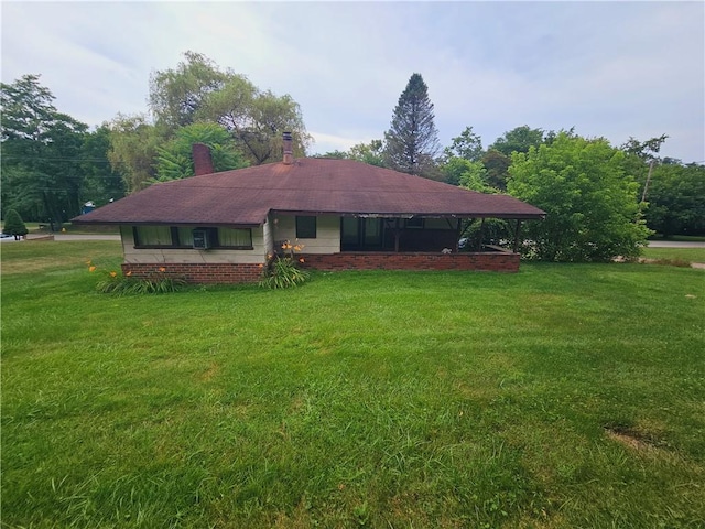 view of front of home with a front lawn