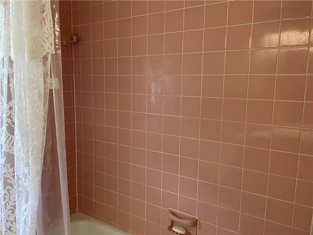 bathroom featuring shower / bathtub combination with curtain