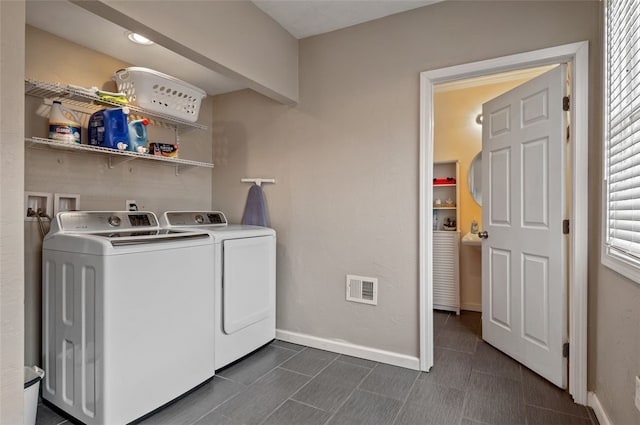 laundry room with laundry area, visible vents, independent washer and dryer, and baseboards