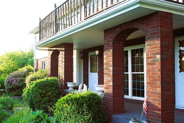 entrance to property featuring a balcony