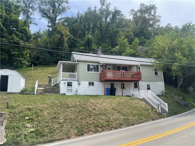 view of front of property featuring a front yard