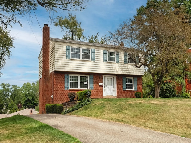 view of front facade featuring a front yard