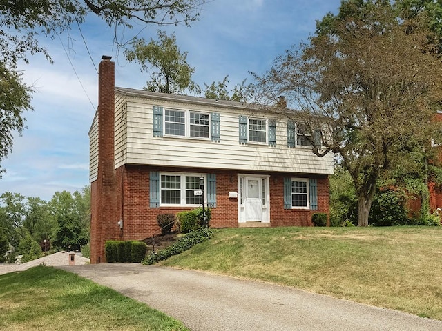 view of front of house featuring a front lawn