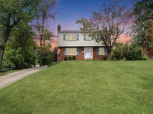 view of front of property featuring a lawn