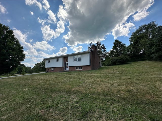 split foyer home featuring a front lawn