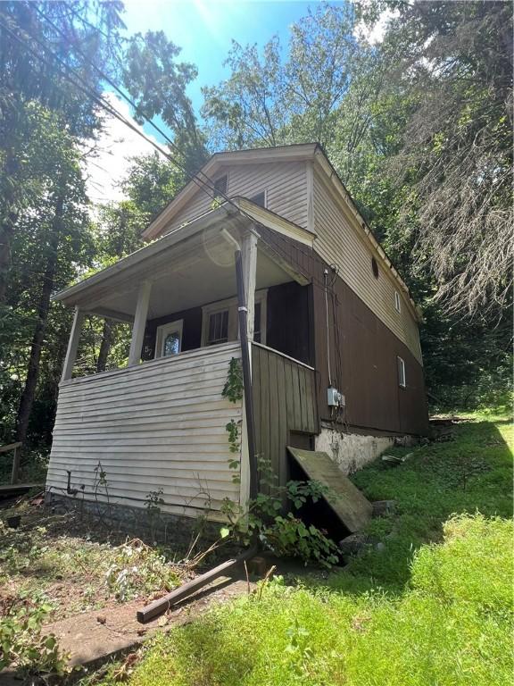 view of side of property featuring a yard