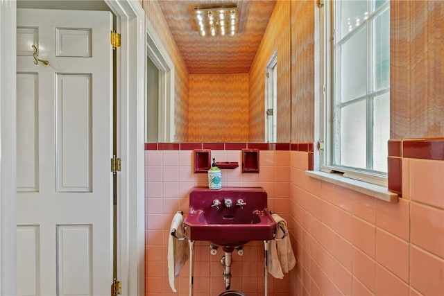 bathroom featuring tile walls