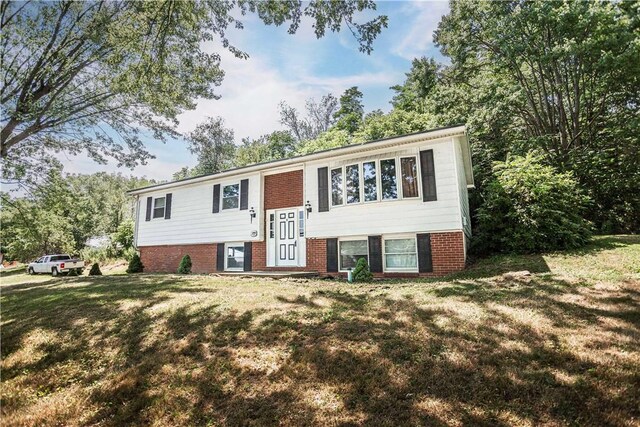 split foyer home featuring a front lawn