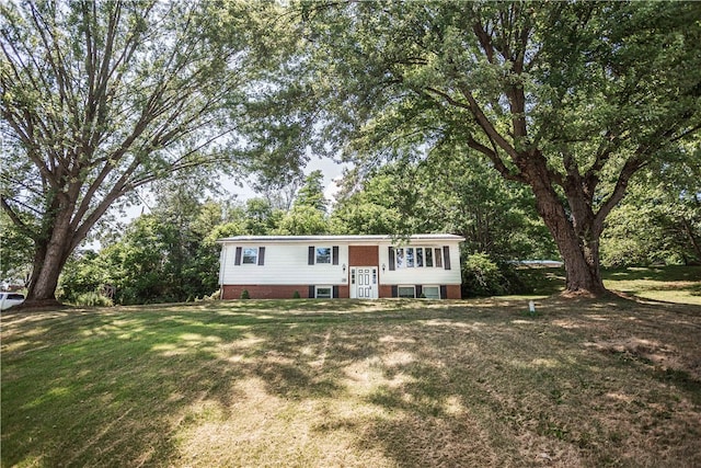 split foyer home with a front yard