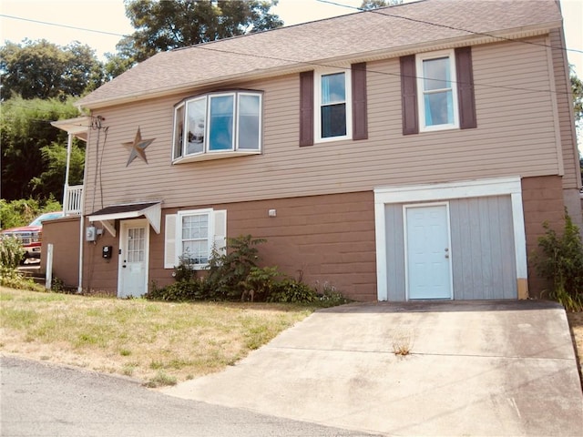 view of front facade with a front yard