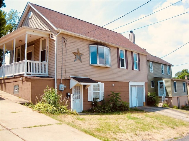 view of front of property with covered porch and a front lawn