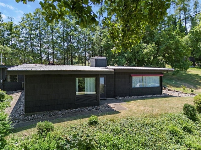 view of front of house with a front lawn