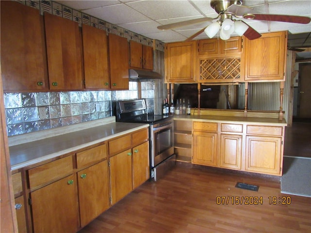 kitchen with ceiling fan, dark hardwood / wood-style floors, electric range, and a paneled ceiling