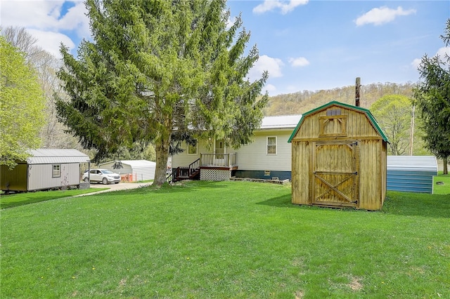 view of yard with a storage shed