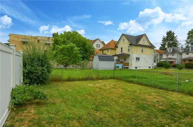 view of yard featuring a shed