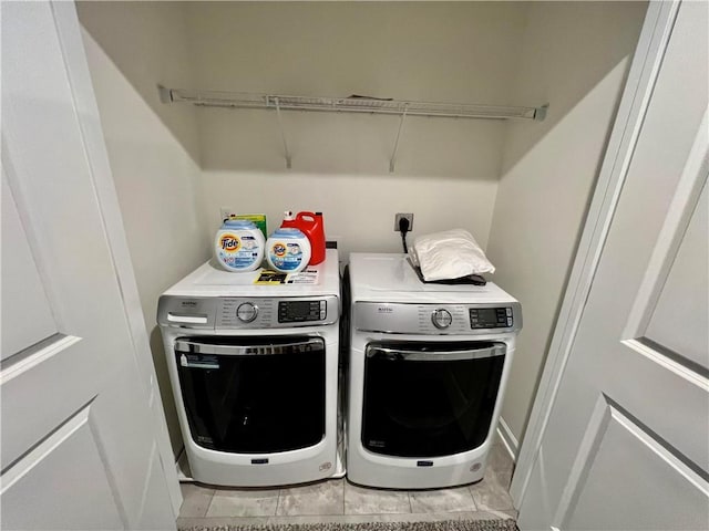 laundry area featuring light tile patterned flooring and independent washer and dryer